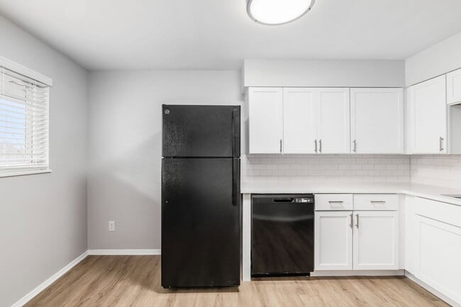 Building Photo - 611 Riverview Dr