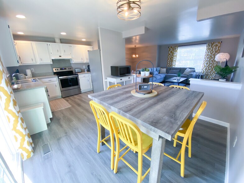 Open and airy kitchen - 11423 Five Cedars Rd