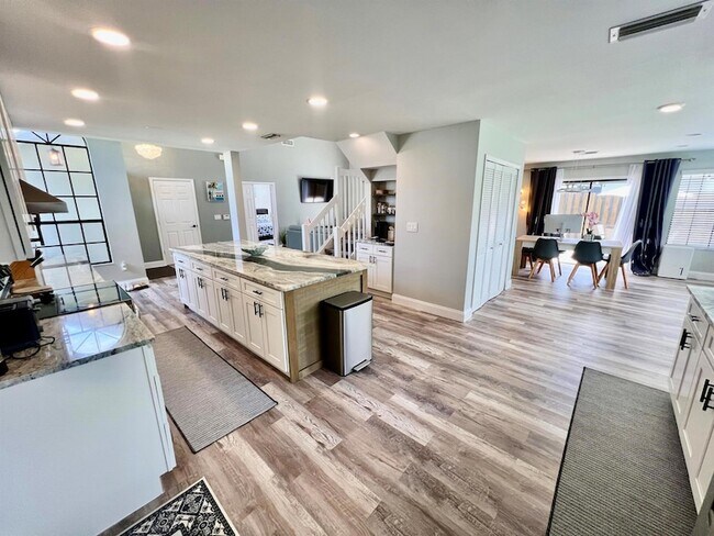Building Photo - 12989 Meadowbreeze Dr