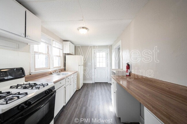 Building Photo - 632 S State St