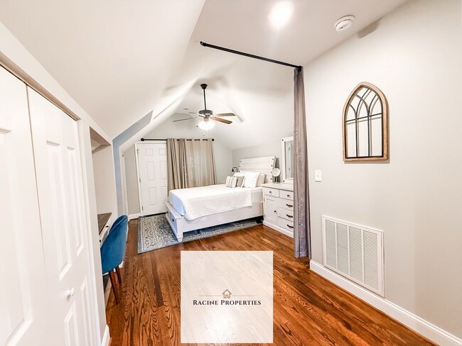 Building Photo - Furnished One Bedroom Available NOW!