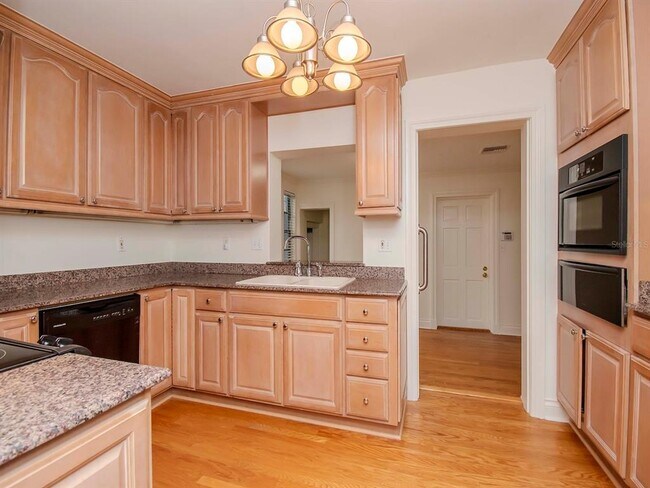 Building Photo - 2607 W Jetton Ave