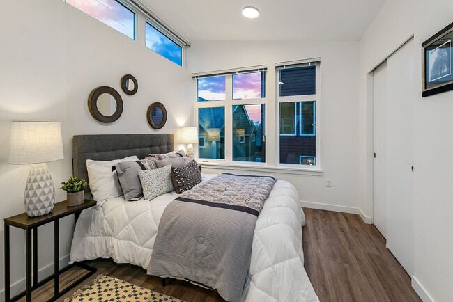 Building Photo - New Designer 3 BED 2 BATH Townhome for Rent