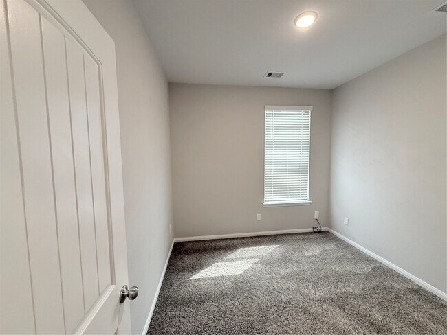 Building Photo - 14501 Sugar Pines Dr