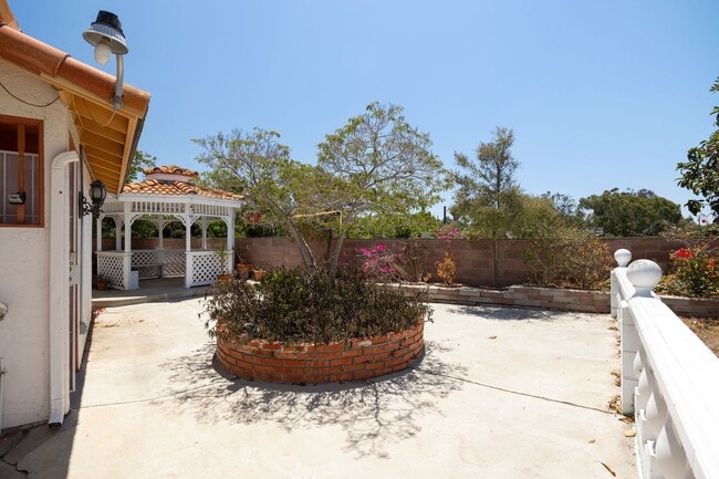 Building Photo - Attached 3-Bedroom Home with Spacious Yard...
