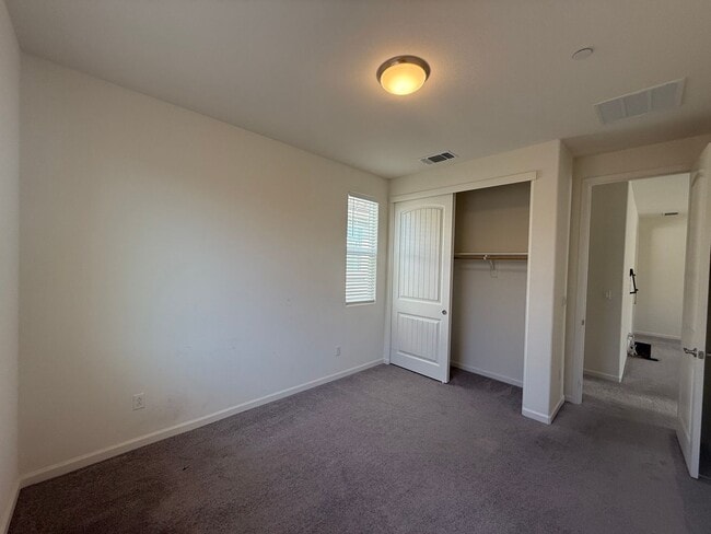 Building Photo - Spacious 3 bed 2.5 bath available in North...