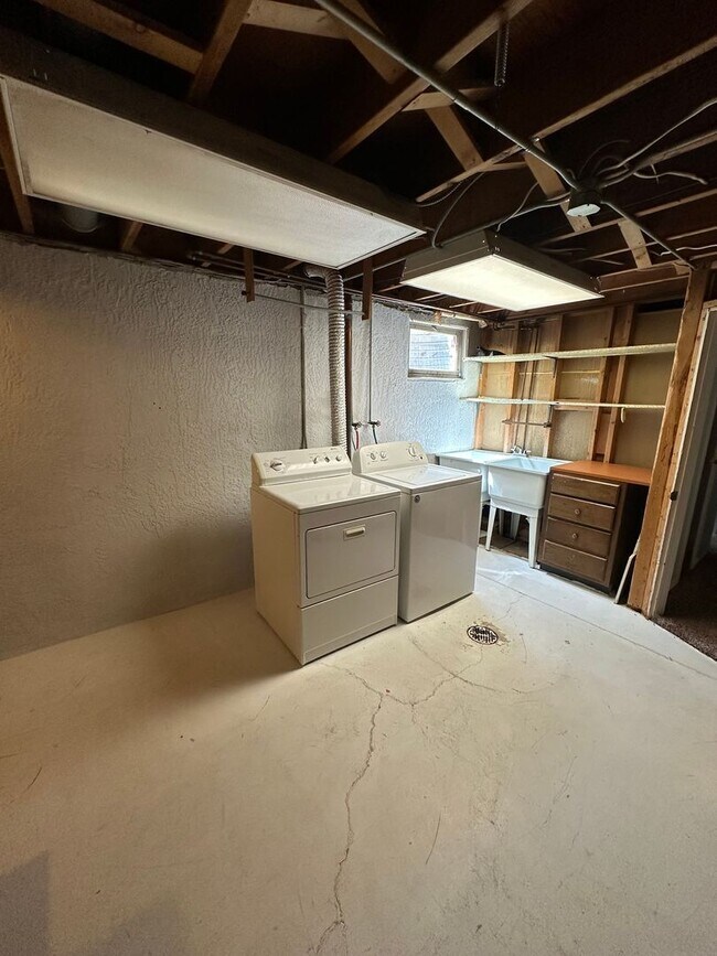 Building Photo - 3 BEDROOM, PLUS 2 BONUS ROOMS, 3 BATHROOM ...