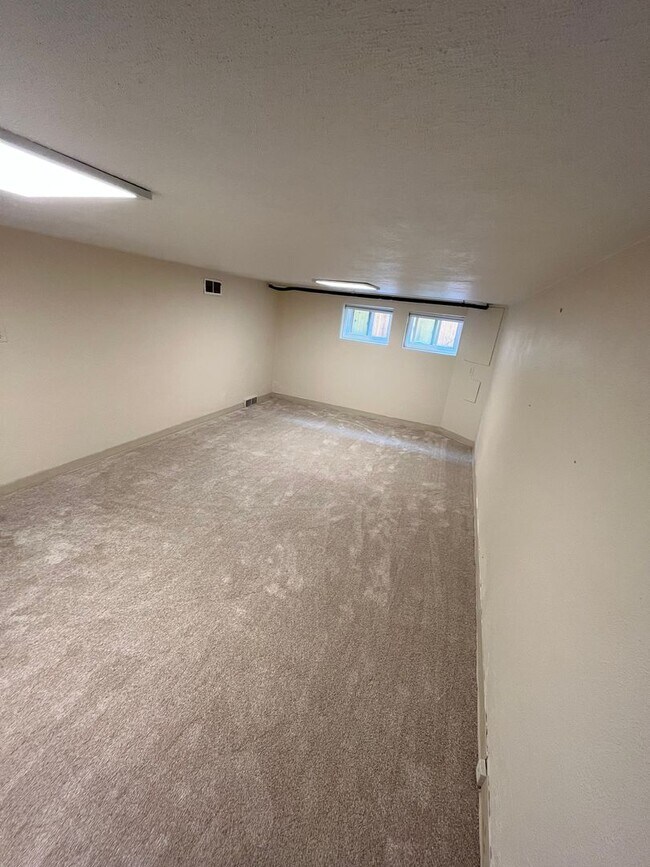 Building Photo - Charming 2-Bed/1-Bath Basement Apartment -...