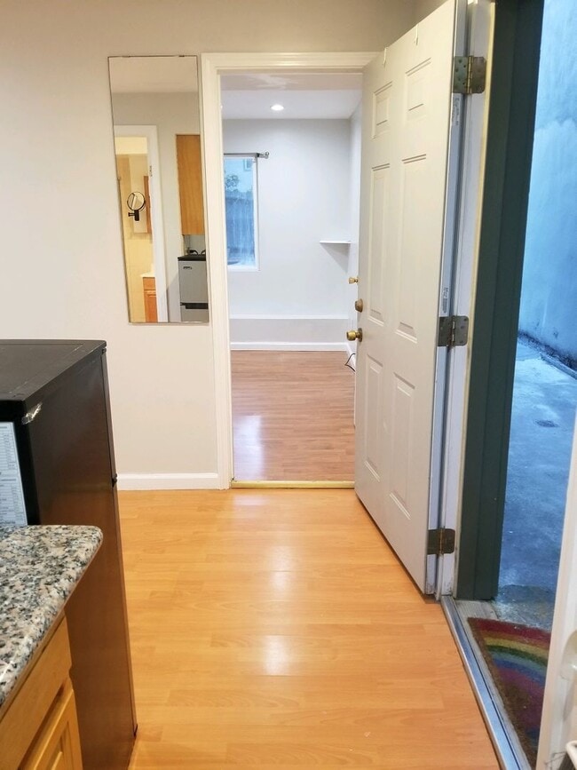 Building Photo - Remodeled 1BR/1BA garden apartment in Cent...