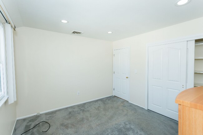Building Photo - 599 Wilson Ave