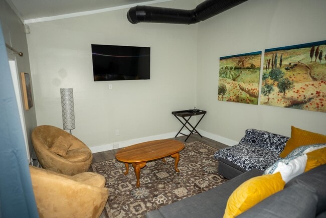 Building Photo - 130 Ella St