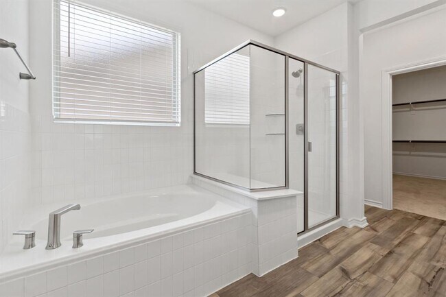 Building Photo - 15818 Dove Holw Dr