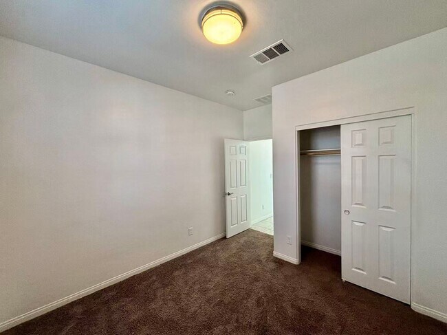 Building Photo - Nice two-story single-family home