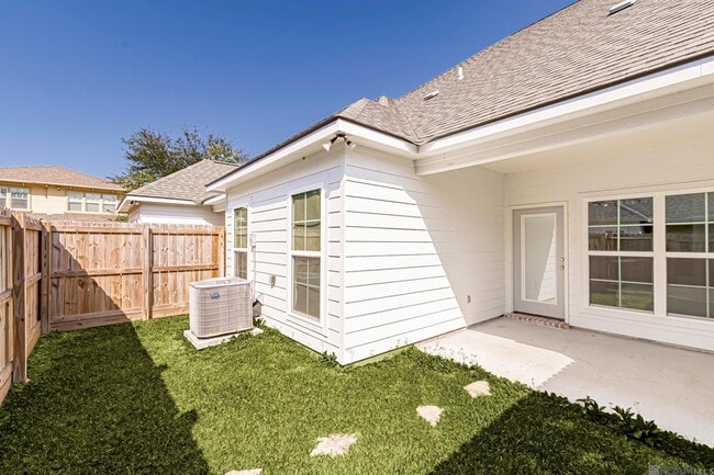 Building Photo - 8120 Stonelake Cir Ave E