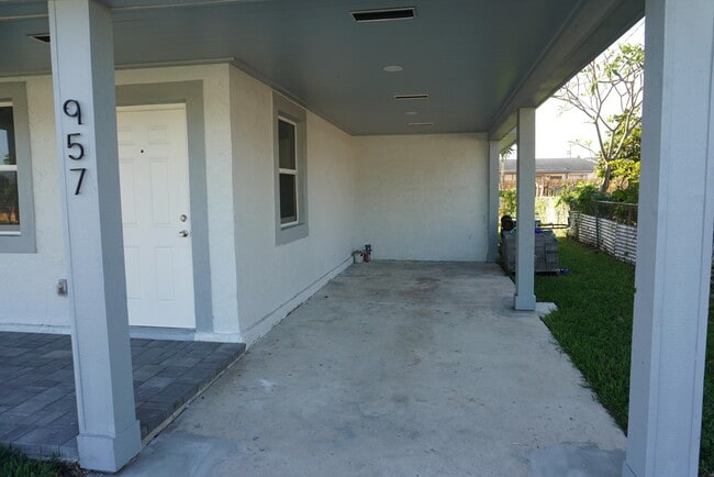 Building Photo - 957 Lewis Dr