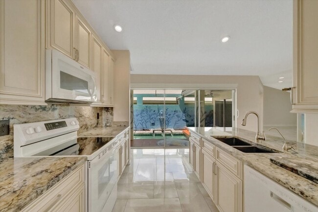 Building Photo - 3BR/2.5BA Private Pool Home | Chestnut Creek Community in Venice