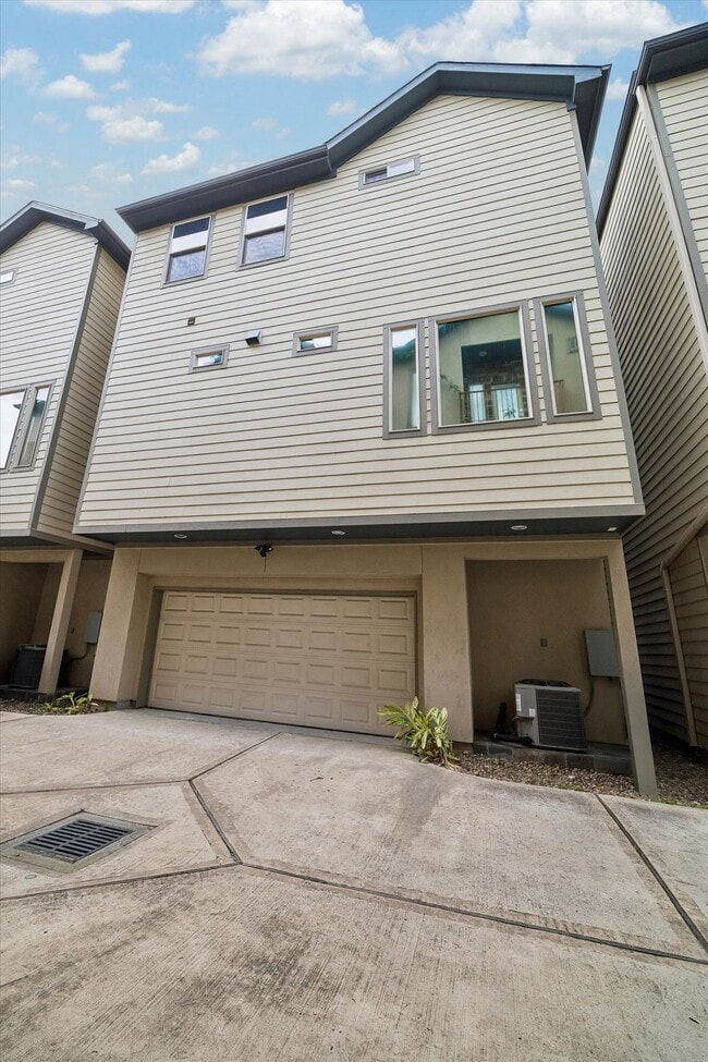 Building Photo - 4833 Chenevert St