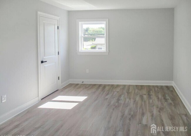 Building Photo - 156 Cliffwood Ave W