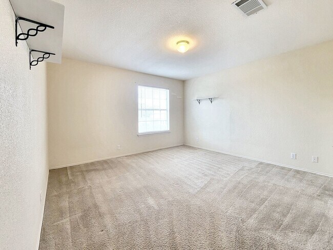Building Photo - Charming 3/BR 2.5/BA Home with Bright Inte...