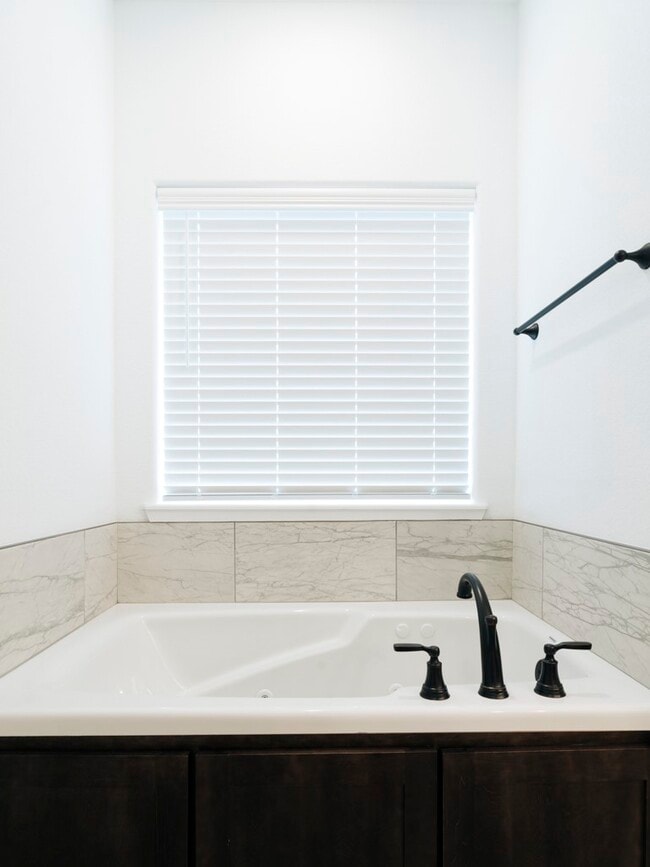 Building Photo - 441 Willow Dr