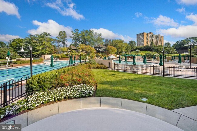 Building Photo - 307 Yoakum Pkwy