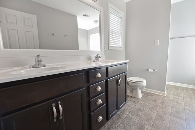 Building Photo - Pet Friendly Four Bedroom!