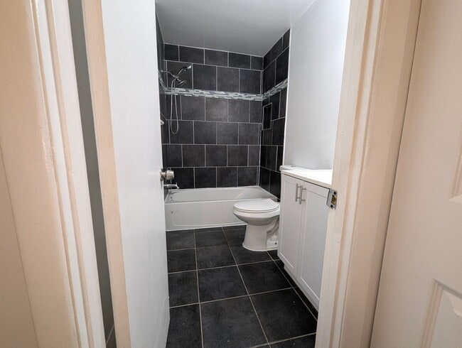 Building Photo - Relaxing 1 Bed 1 bath Townhome With Loft I...
