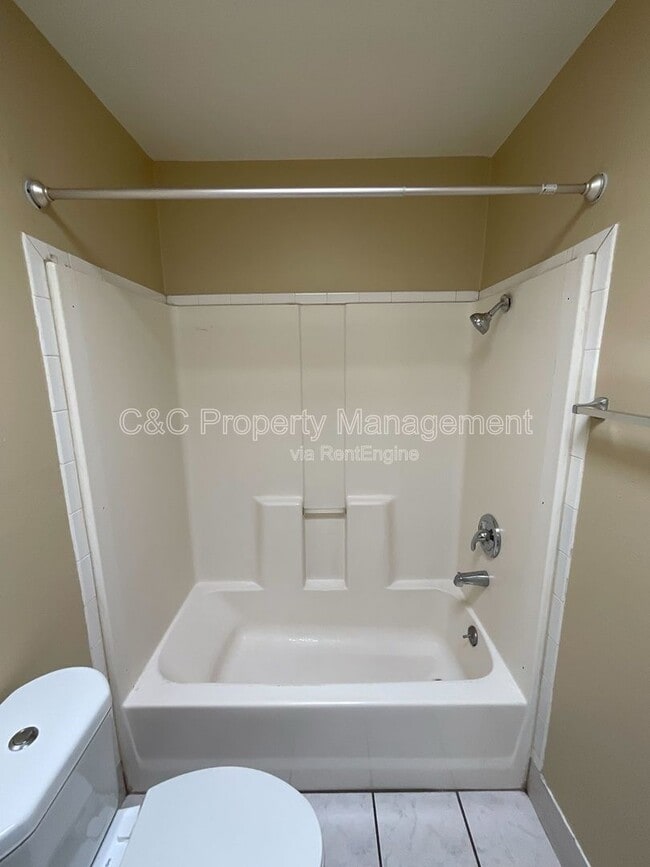 Building Photo - 3872 Tiverton Dr