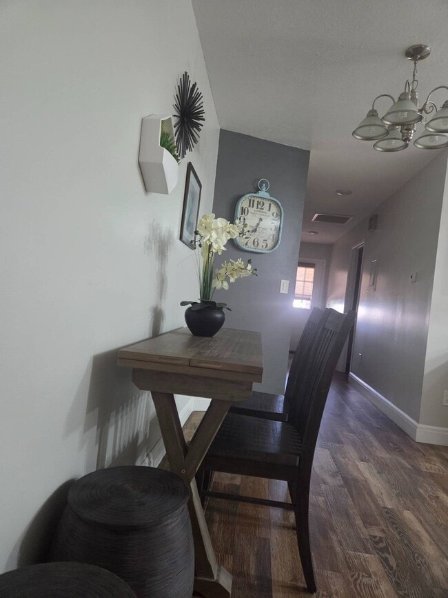 Building Photo - 4701 Vilabella Dr
