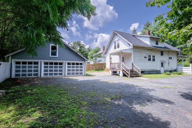 Building Photo - 614 Hoosick St