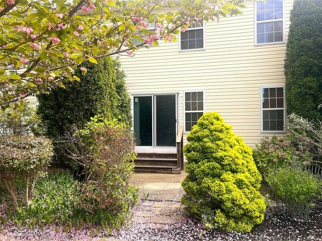 Building Photo - 40 Commodore Cir
