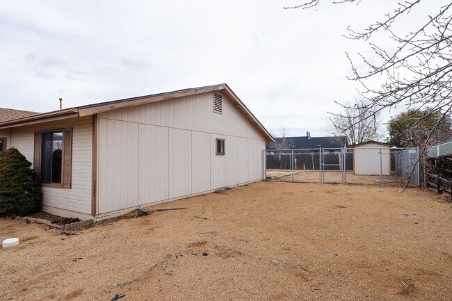 Building Photo - 3 bedroom 2 bathroom Ranch Style Home in Prescott Valley!