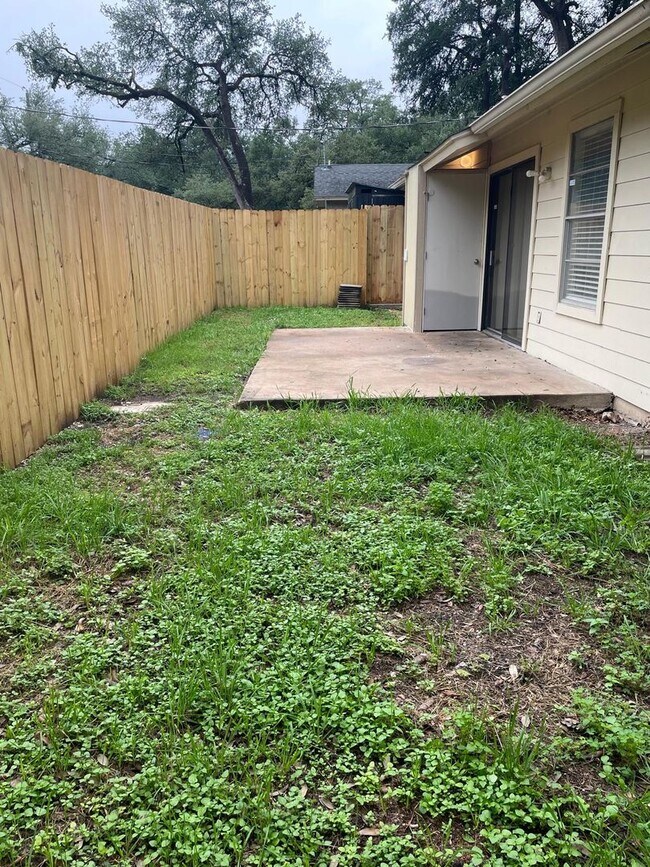 Building Photo - 9405 Newberry Dr