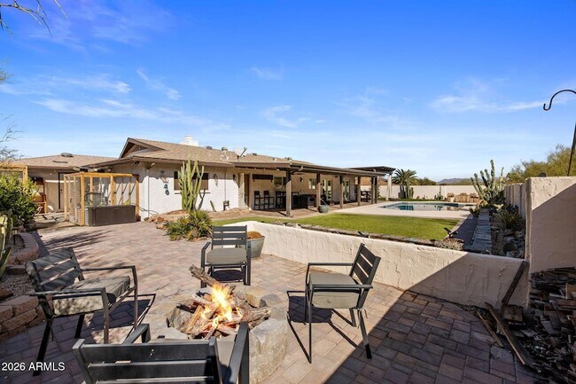 Building Photo - 221 W Sweetwater Ave