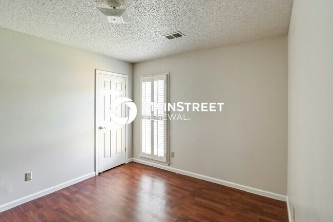 Building Photo - 3 Bedroom Pet-Friendly Home in MEMPHIS, TN with Main Street Renewal