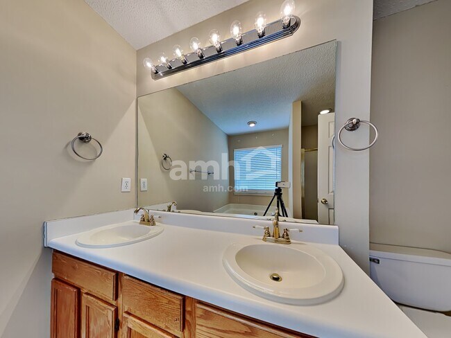 Building Photo - 4718 Vineyard Ct