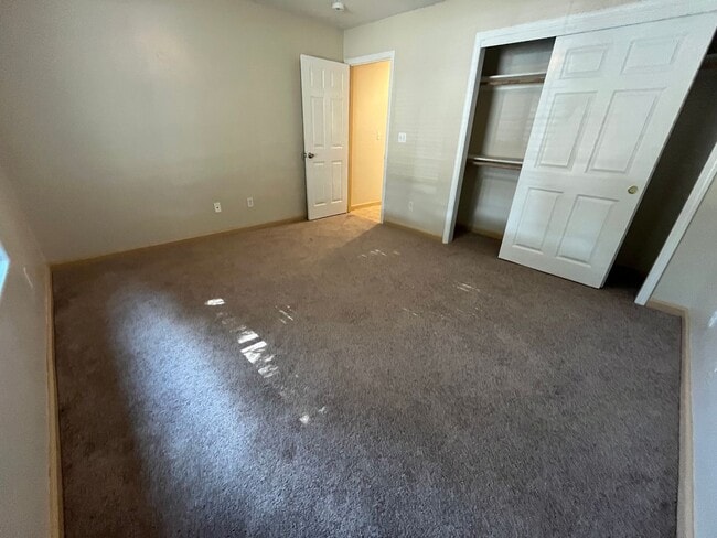 Building Photo - Charming home for rent in Visalia