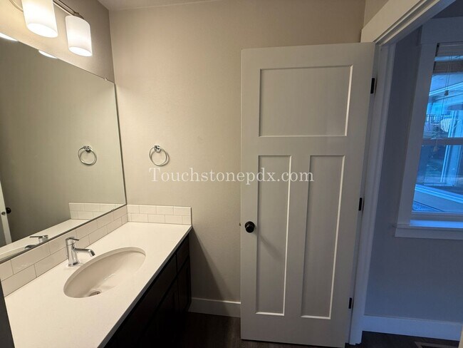 Building Photo - Charming 3 Bed, 2 Bath Townhome with Garage in Beautiful Sandy