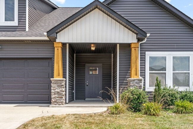 Building Photo - Pet Friendly Three Bedroom with Bonus!