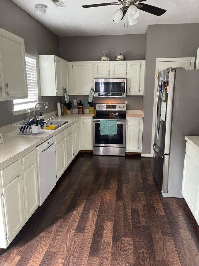 Building Photo - 3 Bedroom 2.5 Bath Single Family Home