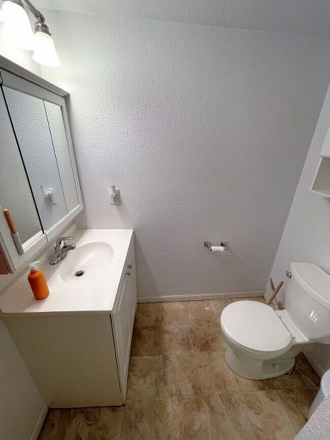 Building Photo - 1323 St James Ct