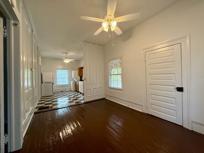 Building Photo - Two Bedroom with Great Screened Porch!