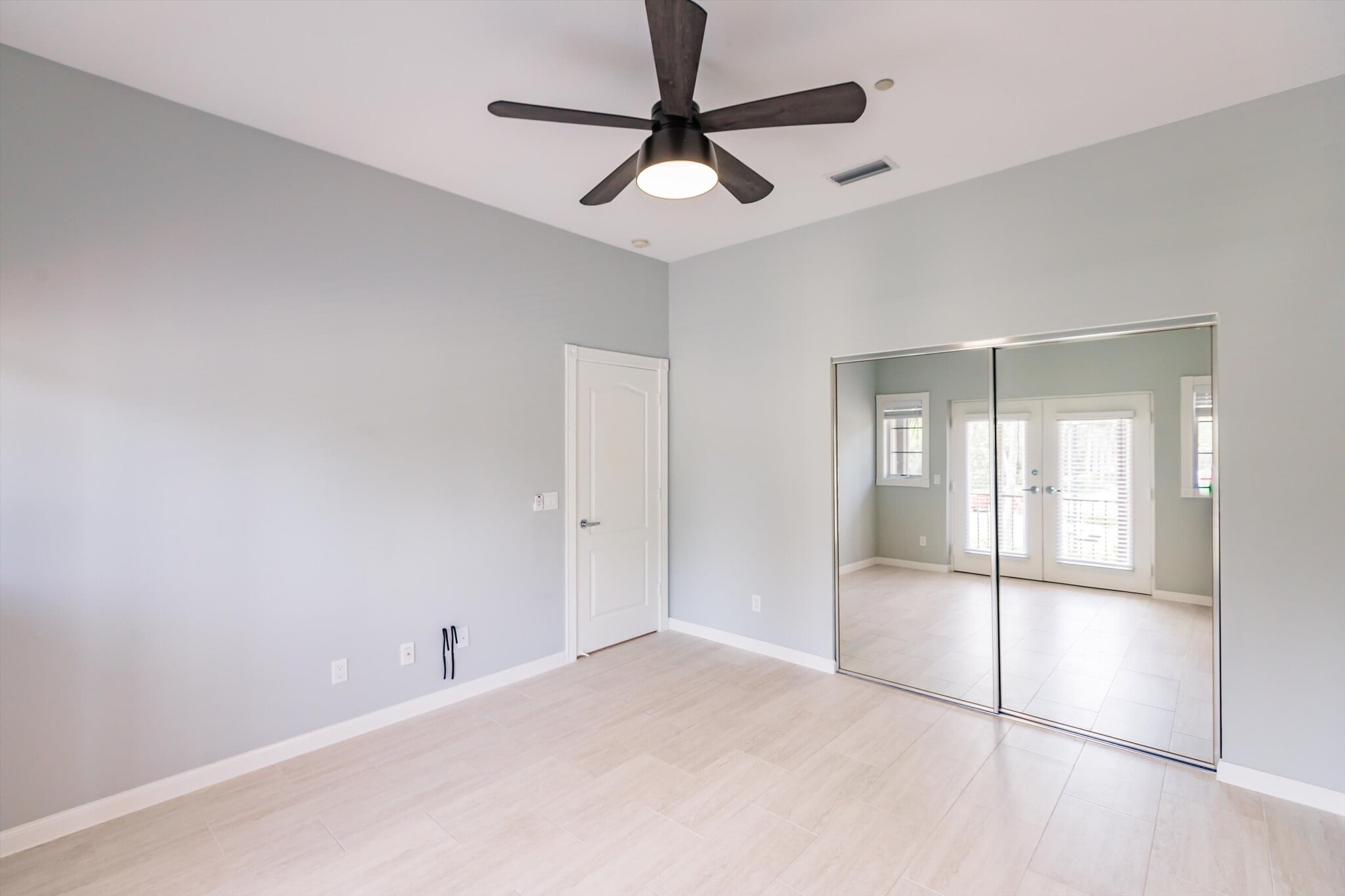 Building Photo - 3200 Village Walk Cir