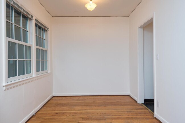 Building Photo - Vintage 2 Bedroom Townhouse