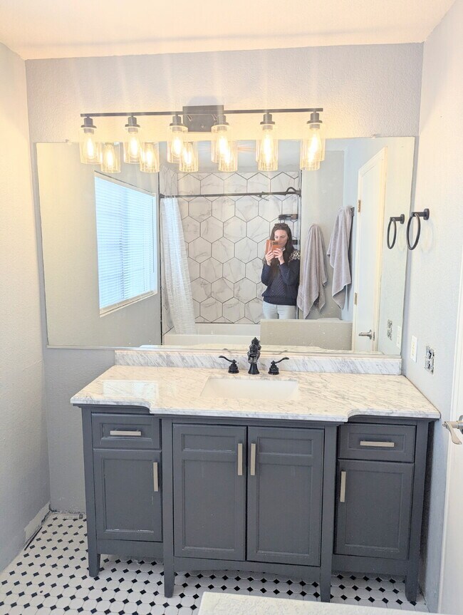 Building Photo - Gorgeous Denver Home - Real Granite Counte...