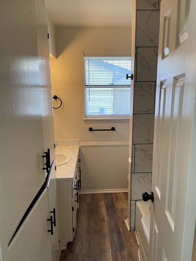 Building Photo - 3 Bedroom in Bethany