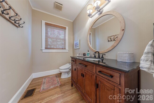 Building Photo - 2101 Dartmouth Pl