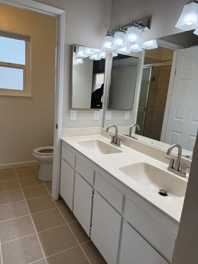 Building Photo - Updated 3 Bedroom 2.5 Bath 2 Story Condo F...