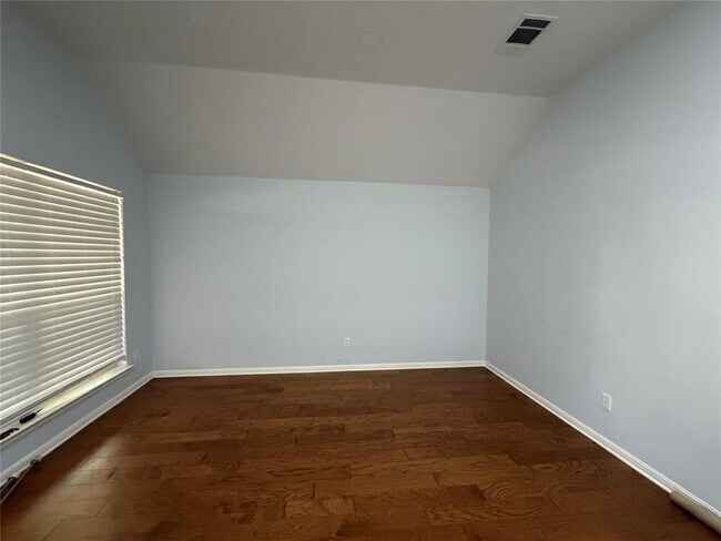 Building Photo - 15228 Fernhill Dr
