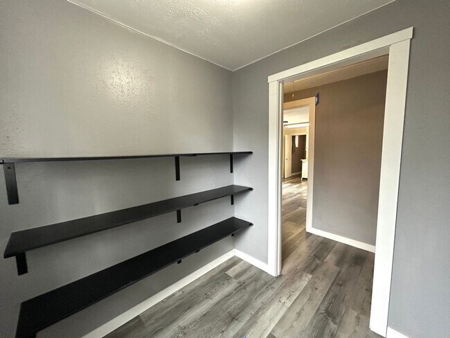 Building Photo - Charming 4 Bedroom Home with Fully Fenced Yard